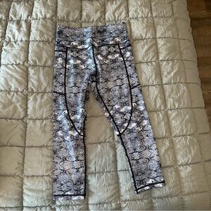 Zyia active size 6-8 Black and Gray snake print Leggings with Seam Detailing